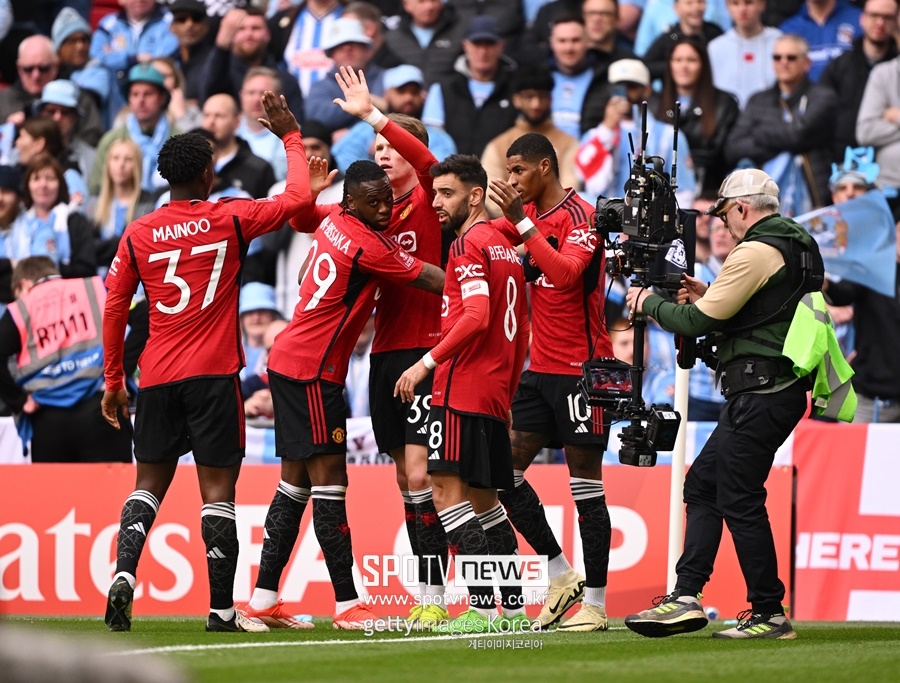 '3-0→3-3→승부차기' 맨유, 2부 리그 코벤트리에 진땀승…맨시티와 FA컵 우승 놓고 격돌
