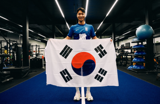 ▲ 영국 매체 '풋볼 리그 월드'는 22일(한국시간) "만약 버밍엄 시티가 리그원(3부리그)로 강등된다면 선덜랜드 영입전에 더 큰 힘을 받을 수 있다. 백승호는 영국에서 축구하고 싶다는 꿈을 이뤘지만 3부리그에서 뛰게 되는 건 행복하지 않을 것"이라고 알렸다. 매체는 "버밍엄 시티가 3부리그에 떨어진다면 강등에 따른 긴축 재정을 피할 수 없다. 백승호를 팔아야 할 수도 있다. 선덜랜드는 지난 겨울 백승호 영입에 실패했지만 다시 한번 백승호에게 눈길을 보내고 있다"라고 보도했다. '풋볼인사이더'에 따르면 지난 겨울 백승호를 원했던 선덜랜드가 관심이다. 선덜랜드는 챔피언십 13위로 강등과 관계가 없다