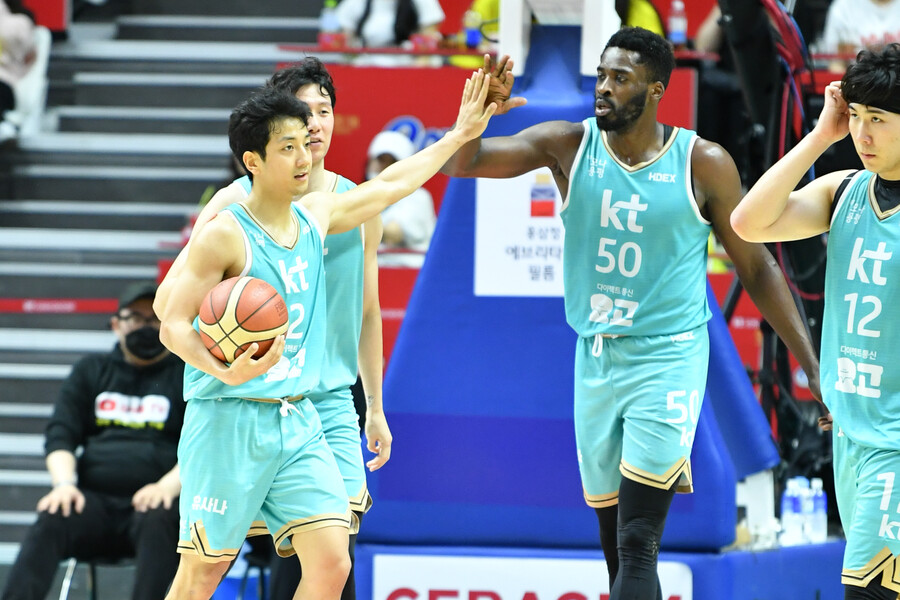 ▲ 수원 KT가 시리즈 2승 2패를 만들었다. ⓒKBL