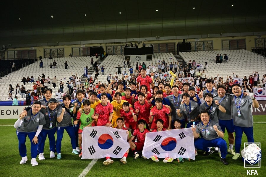 ▲ 한국의 8강전 상대는 인도네시아로 결정됐다. 인도네시아는 A대표팀과 U-23 대표팀을 겸임하고 있는 신태용 감독이 이끄는 팀이다. 인도네시아는 조별리그 첫 경기에서 개최국 카타르에 졌지만 호주, 요르단을 연달아 꺾어 조 2위 8강행 티켓을 손에 쥐었다. 황선홍 감독이 이끄는 한국 대표팀은 22일 카타르 알 라이안에 위치한 자심 빈 하마드 스타디움에서 열린 2024 아시아축구연맹(AFC) 23세 이하(U-23) 아시안컵 조별리그 B조 3차전에서 일본 대표팀을 만나 1-0으로 이겼다 ⓒ대한축구협회