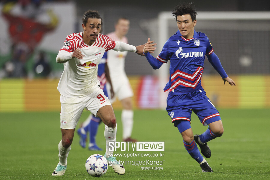 ▲ 황인범은 2020년 미국메이저리그사커(MLS)를 떠나 러시아 프리미어리그에 입성해 유럽 무대에 도전장을 내밀었다. 루빈 카잔에서 커리어를 이어가던 중, 러시아-우크라이나 전쟁이 발발해 잠시 K리그에 돌아왔고 이후 올림피아코스(그리스)를 거쳐 츠르베나 즈베즈다(세르비아)에 입성했다. 츠르베나 즈베즈다와 2026년까지 계약한 황인범은 컵 대회 포함 29경기에 출전했고 데뷔 시즌부터 팀 핵심 선수로 맹활약하고 있다. 세르비아 매체 '인포르메르'는 23일(한국시간) "우리가 파악한 바에 따르면, 프리미어리그 팀이 황인범에게 관심이다. 츠르베나 즈베즈다는 황인범에게 강한 제안이 오고, 황인범이 원한다면 이적을 승인할 것"이라고 알렸다