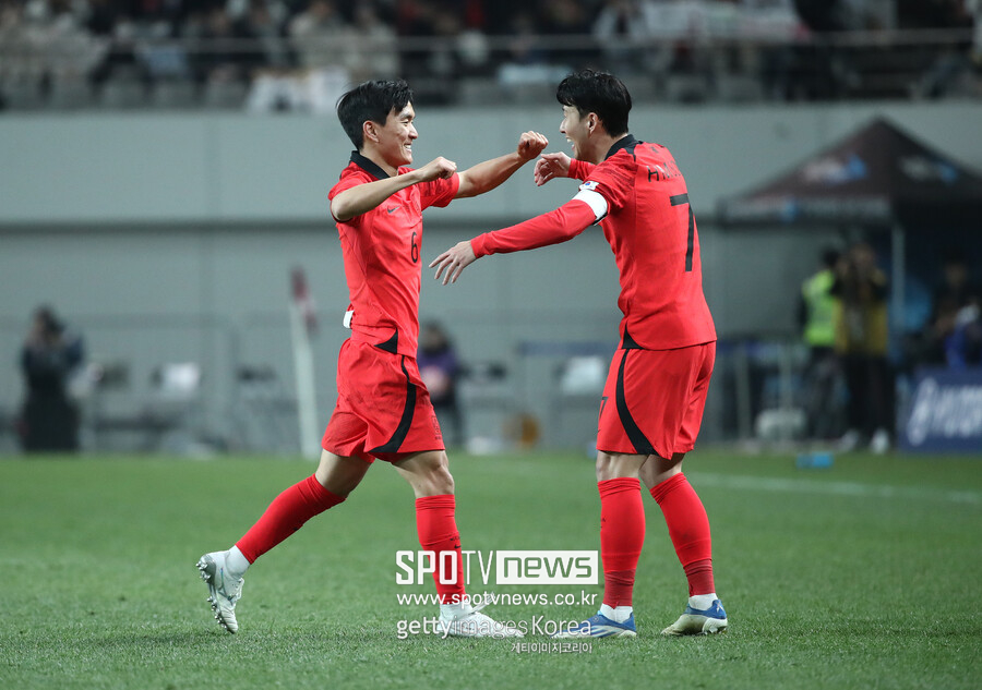 ▲ 황인범은 2020년 미국메이저리그사커(MLS)를 떠나 러시아 프리미어리그에 입성해 유럽 무대에 도전장을 내밀었다. 루빈 카잔에서 커리어를 이어가던 중, 러시아-우크라이나 전쟁이 발발해 잠시 K리그에 돌아왔고 이후 올림피아코스(그리스)를 거쳐 츠르베나 즈베즈다(세르비아)에 입성했다. 츠르베나 즈베즈다와 2026년까지 계약한 황인범은 컵 대회 포함 29경기에 출전했고 데뷔 시즌부터 팀 핵심 선수로 맹활약하고 있다. 세르비아 매체 '인포르메르'는 23일(한국시간) "우리가 파악한 바에 따르면, 프리미어리그 팀이 황인범에게 관심이다. 츠르베나 즈베즈다는 황인범에게 강한 제안이 오고, 황인범이 원한다면 이적을 승인할 것"이라고 알렸다