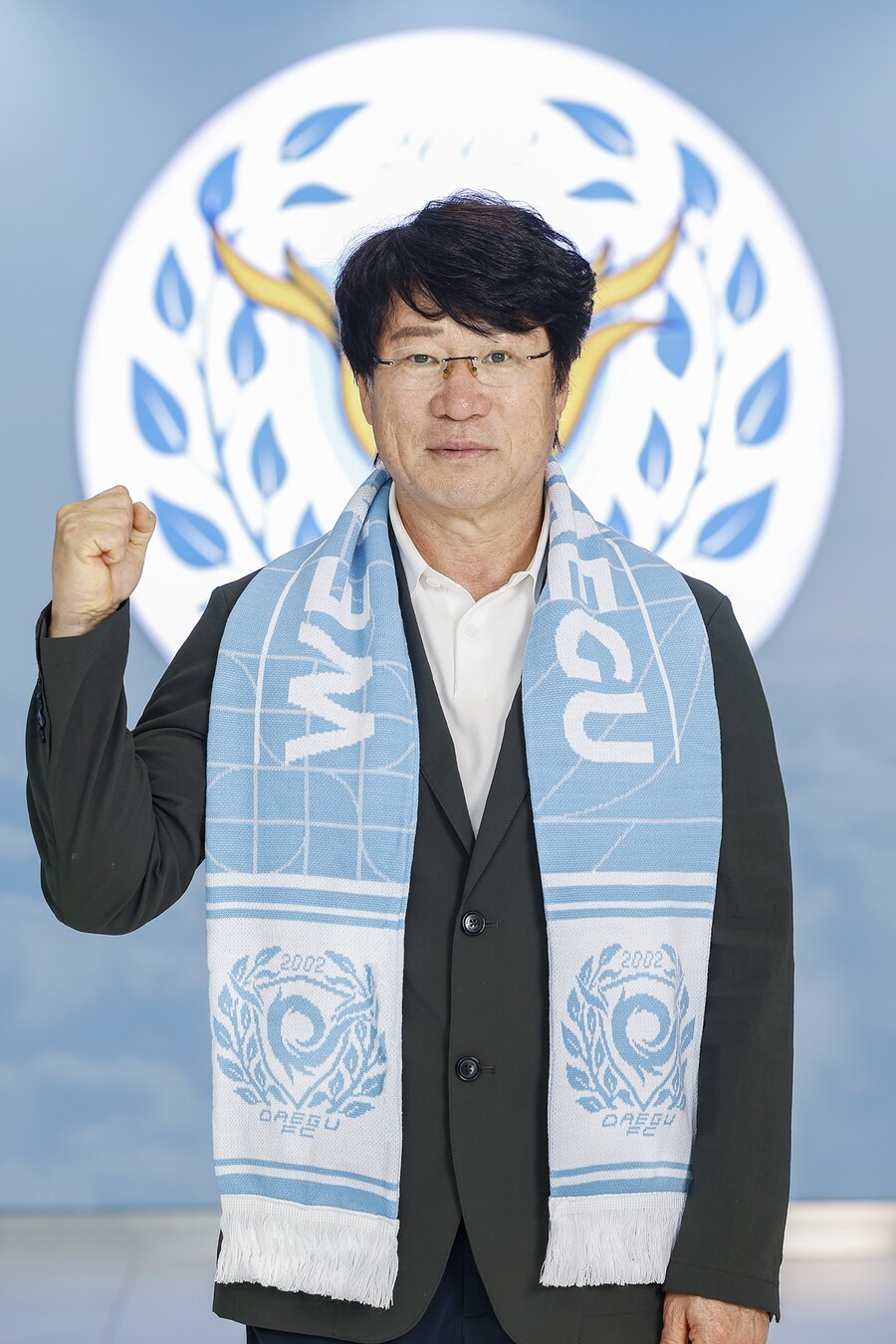 ▲ 대구FC는 박창현 감독(이하 박 감독)을 새로운 사령탑으로 임명했다. 박 감독은 1989년 프로에 데뷔해 포항제철, 전남드래곤즈에서 활약 후 선수 생활을 마무리했다. 현역 은퇴 후 1997년부터 고교 및 대학 축구 무대에서 지도자 경험을 쌓아온 뒤 2008년 포항스틸러스 코치로 선임되어 지도자로서 K리그 무대에 발을 들였다. 박 감독은 세 시즌 동안 지도자로서 역량을 발휘하며 팀의 FA컵 우승, 리그 컵 우승, AFC 챔피언스 리그 우승에 일조했으며, 2010년 5월부터 7개월간 포항의 감독 대행(7승 8무 6패)을 맡기도 했다