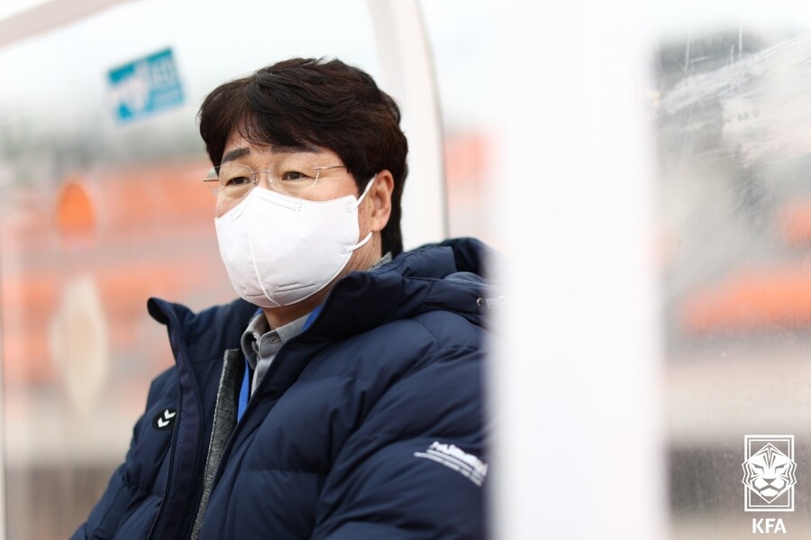 ▲ 대구FC는 박창현 감독(이하 박 감독)을 새로운 사령탑으로 임명했다. 박 감독은 1989년 프로에 데뷔해 포항제철, 전남드래곤즈에서 활약 후 선수 생활을 마무리했다. 현역 은퇴 후 1997년부터 고교 및 대학 축구 무대에서 지도자 경험을 쌓아온 뒤 2008년 포항스틸러스 코치로 선임되어 지도자로서 K리그 무대에 발을 들였다. 박 감독은 세 시즌 동안 지도자로서 역량을 발휘하며 팀의 FA컵 우승, 리그 컵 우승, AFC 챔피언스 리그 우승에 일조했으며, 2010년 5월부터 7개월간 포항의 감독 대행(7승 8무 6패)을 맡기도 했다 ⓒ대한축구협회