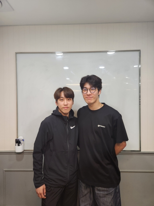 팀킬 논란 일으켰던 황대헌, 박지원 찾아가 사과 "함께 노력해야"