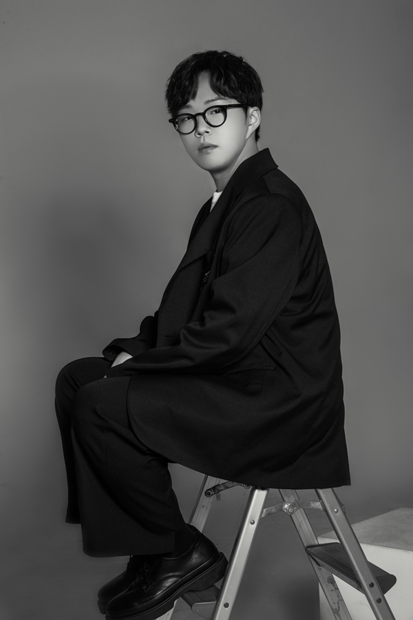 ▲ 24일 신곡 '오늘 꼭 전할게'를 발표하는 싱어송라이터 현기. 제공|네버랜드엔터테인먼트