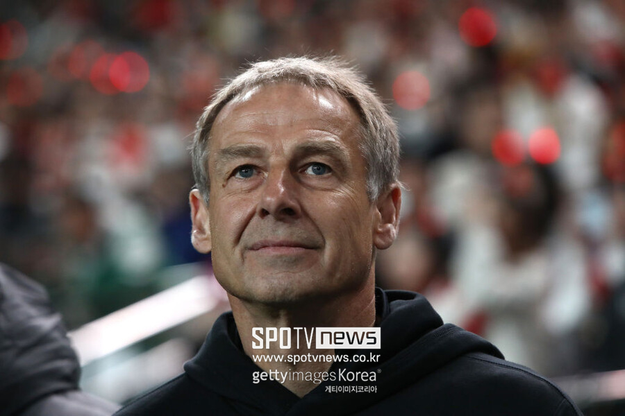 ▲ 클린스만은 “파리 생제르맹(PSG)에서 뛰는 젊은 선수가 토트넘의 주장이자, 나이 많은 선수에게 무례한 말을 했다. 이게 폭발해 싸움으로 번졌고, 어린 선수가 고참의 손가락을 탈골 시켰다. 주위 사람들이 말리고 나서야 다툼이 끝났다. 선수단 모두가 충격을 받았고, 나는 그때 더 이상 한국이 원팀이 아니라고 느꼈다”라며 뒷이야기를 전했다.
