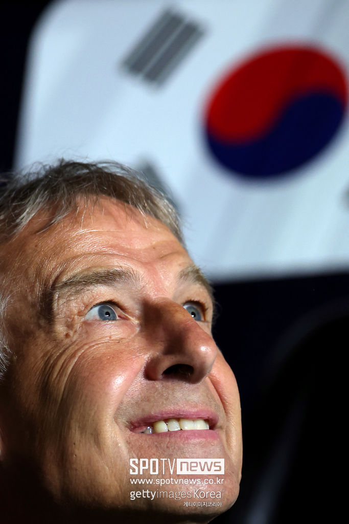 ▲ 클린스만은 “파리 생제르맹(PSG)에서 뛰는 젊은 선수가 토트넘의 주장이자, 나이 많은 선수에게 무례한 말을 했다. 이게 폭발해 싸움으로 번졌고, 어린 선수가 고참의 손가락을 탈골 시켰다. 주위 사람들이 말리고 나서야 다툼이 끝났다. 선수단 모두가 충격을 받았고, 나는 그때 더 이상 한국이 원팀이 아니라고 느꼈다”라며 뒷이야기를 전했다.