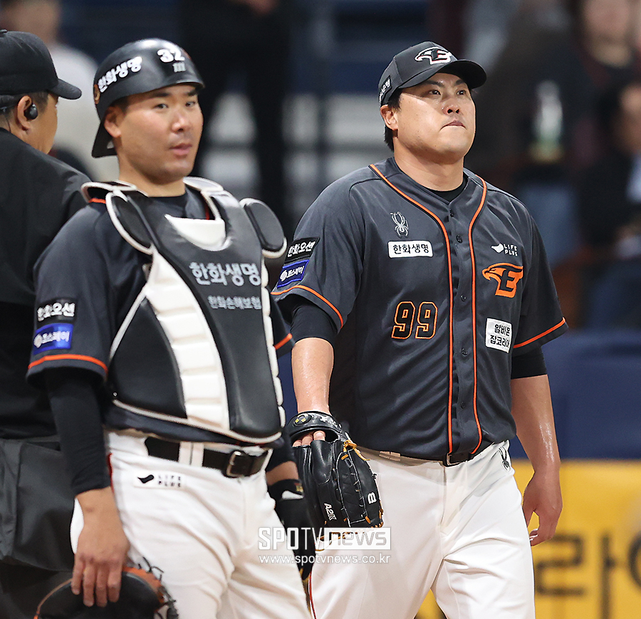 ▲ 최재훈이 돌아오는 시점 상황을 보고 현재 1군 엔트리에 있는 이재원 박상언 중 한 명을 2군에 내릴 구상을 드러냈다. 이날은 박상언이 류현진과 호흡을 맞춰본 적이 부족해 이재원을 먼저 투입하고, 25일까지 이재원을 선발 포수로 쓴 뒤 이후로는 투수에 맞춰 포수를 기용하겠다고 설명했다.  ⓒ곽혜미 기자