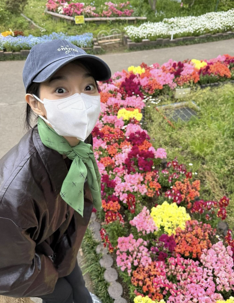 '♥김우빈' 신민아, 꽃놀이 데이트 중? 마스크로 가려도 예쁜 미모
