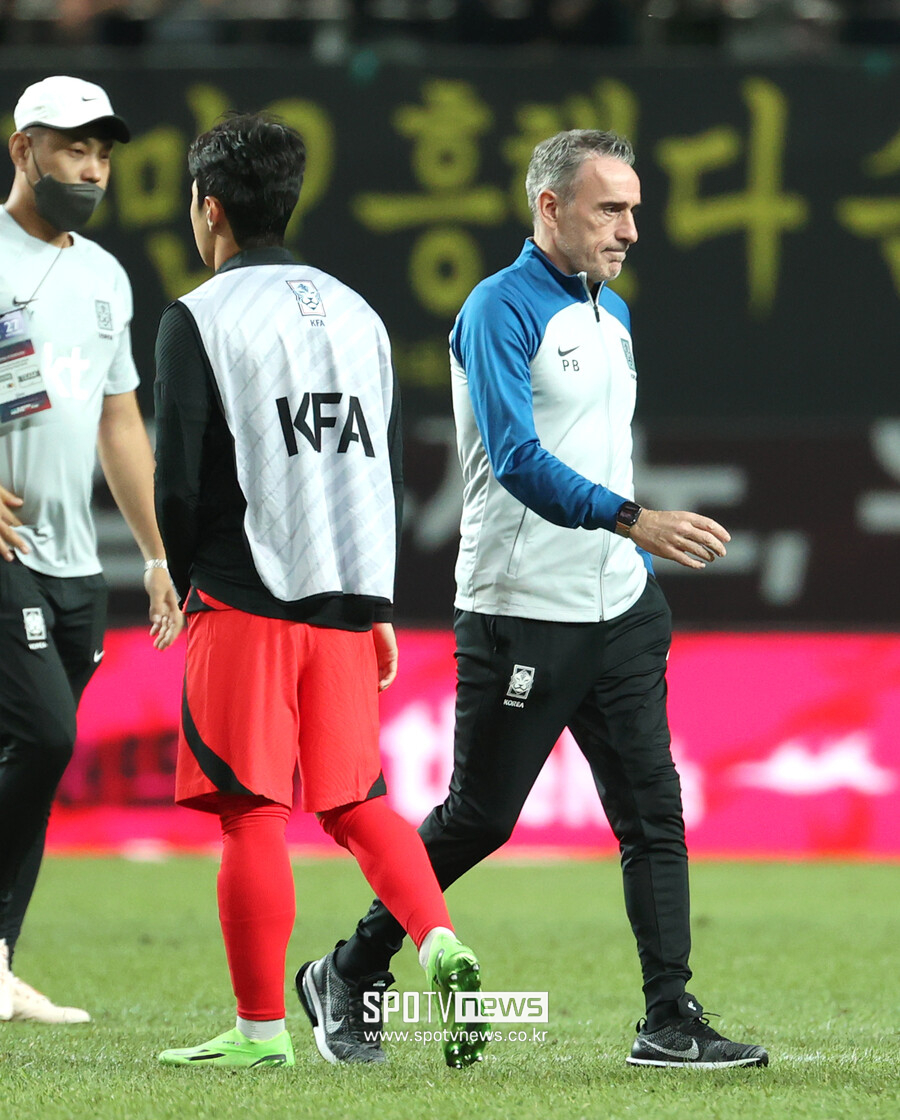 ▲ 벤투 감독이 한국 대표팀을 이끌던 시절, 이강인은 스페인 발렌시아에서 성장해 주목받던 유망주였다. 국제축구연맹(FIFA) 20세 이하(U-20) 월드컵 골든볼로 가능성을 보였고 마요르카 이적 후 가파른 성장세를 보였다. 카타르 월드컵 아시아지역 2차예선에선 이강인을 뽑아 썼지만 이후에 좀처럼 활용하지 않았다. 월드컵을 눈앞에 뒀던 9월 평가전에서 이강인을 쓰지 않자, 서울월드컵경기장에 모인 6만 관중이 "이강인" 이름을 부르며 출전을 요청했다. 하지만 벤투 감독은 이강인 교체 카드를 쓰지 않았고, 이강인은 1분도 뛰지 못했다. 벤투 감독은 25일 FC 온라인 유튜브에 공개된 인터뷰에서 "이강인 재능이 뛰어나다는 건 팬이든 감독이든 코칭스태프든 모두 동의할 것이다. 하지만 감독과 코칭스태프는 더 많은 분석이 필요하다. 단지 재능만으로 선수를 판단해선 안 된다"라고 말했다 ⓒ곽혜미 기자