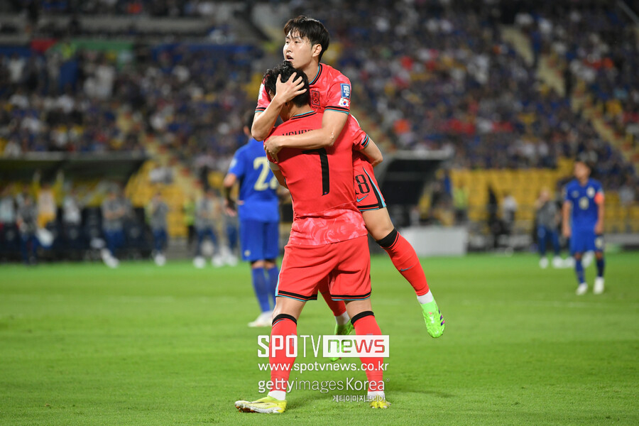 ▲ 벤투 감독이 한국 대표팀을 이끌던 시절, 이강인은 스페인 발렌시아에서 성장해 주목받던 유망주였다. 국제축구연맹(FIFA) 20세 이하(U-20) 월드컵 골든볼로 가능성을 보였고 마요르카 이적 후 가파른 성장세를 보였다. 카타르 월드컵 아시아지역 2차예선에선 이강인을 뽑아 썼지만 이후에 좀처럼 활용하지 않았다. 월드컵을 눈앞에 뒀던 9월 평가전에서 이강인을 쓰지 않자, 서울월드컵경기장에 모인 6만 관중이 "이강인" 이름을 부르며 출전을 요청했다. 하지만 벤투 감독은 이강인 교체 카드를 쓰지 않았고, 이강인은 1분도 뛰지 못했다. 벤투 감독은 25일 FC 온라인 유튜브에 공개된 인터뷰에서 "이강인 재능이 뛰어나다는 건 팬이든 감독이든 코칭스태프든 모두 동의할 것이다. 하지만 감독과 코칭스태프는 더 많은 분석이 필요하다. 단지 재능만으로 선수를 판단해선 안 된다"라고 말했다