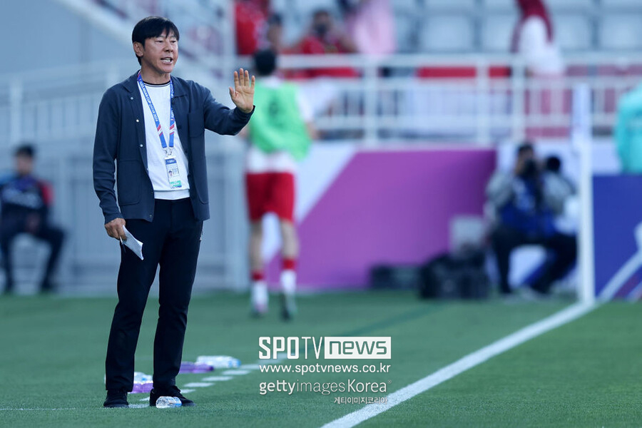 ▲ 에릭 토히르 인도네시아 축구협회 회장이 신태용 감독과 2027년까지 재계약을 알렸다. 신태용 감독은 2018년 러시아 월드컵을 끝으로 한국 대표팀을 떠난 뒤 2020년부터 인도네시아 A대표팀과 23세 이하 대표팀을 겸하며 지도력을 발휘하고 있다. 올해 초 국가대표팀 아시안컵에서 인도네시아를 16강으로 이끈 뒤 지금은 파리 올림픽 예선에서 23세 이하 팀을 8강에 진출시켰다. 신태용 감독이 재계약 이후 황선홍 감독이 이끄는 한국 U-23 대표팀과 맞붙는다. 