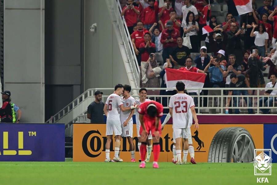▲ 황선홍 감독이 이끈 한국 23세 이하(U-23) 축구대표팀은 26일(한국시간) 카타르 도하의 압둘라 빈 칼리파 스타디움에서 인도네시아와 2024 파리 올림픽 예선을 겸해 펼쳐지는 아시아축구연맹(AFC) U-23 아시안컵 8강전을 펼치고 있다. 고전 끝에 정규시간을 2-2로 마쳐 연장에 돌입한다. ⓒ 대한축구협회