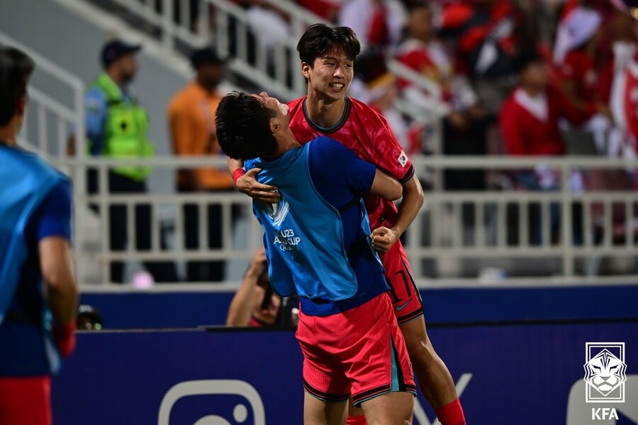▲ 황선홍 감독이 이끈 한국 23세 이하(U-23) 축구대표팀은 26일(한국시간) 카타르 도하의 압둘라 빈 칼리파 스타디움에서 인도네시아와 2024 파리 올림픽 예선을 겸해 펼쳐지는 아시아축구연맹(AFC) U-23 아시안컵 8강전을 펼치고 있다. 고전 끝에 정규시간을 2-2로 마쳐 연장에 돌입한다. ⓒ 대한축구협회