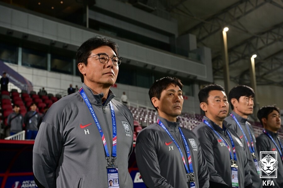 ▲ 황선홍 감독이 이끈 한국 23세 이하(U-23) 축구대표팀은 26일(한국시간) 카타르 도하의 압둘라 빈 칼리파 스타디움에서 인도네시아와 2024 파리 올림픽 예선을 겸해 펼쳐지는 아시아축구연맹(AFC) U-23 아시안컵 8강전에서 120분의 싸움을 했다. 전반부터 인도네시아에 선제 실점하며 끌려가기 시작한 한국은 전반 추가시간 자책골로 동점을 만들고도 바로 두 번째 실점을 하는 좋지 않은 경기력을 보여줬다. 결국 2-2 스코어로 돌입한 연장전에서도 승패를 가리지 못하면서 승부차기까지 펼쳐야 했다. ⓒ 대한축구협회