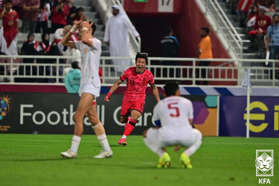▲ 황선홍 감독이 이끈 한국 23세 이하(U-23) 축구대표팀은 26일(한국시간) 카타르 도하의 압둘라 빈 칼리파 스타디움에서 인도네시아와 2024 파리 올림픽 예선을 겸해 펼쳐지는 아시아축구연맹(AFC) U-23 아시안컵 8강전에서 120분의 싸움을 했다. 전반부터 인도네시아에 선제 실점하며 끌려가기 시작한 한국은 전반 추가시간 자책골로 동점을 만들고도 바로 두 번째 실점을 하는 좋지 않은 경기력을 보여줬다. 결국 2-2 스코어로 돌입한 연장전에서도 승패를 가리지 못하면서 승부차기까지 펼쳐야 했다. ⓒ 대한축구협회