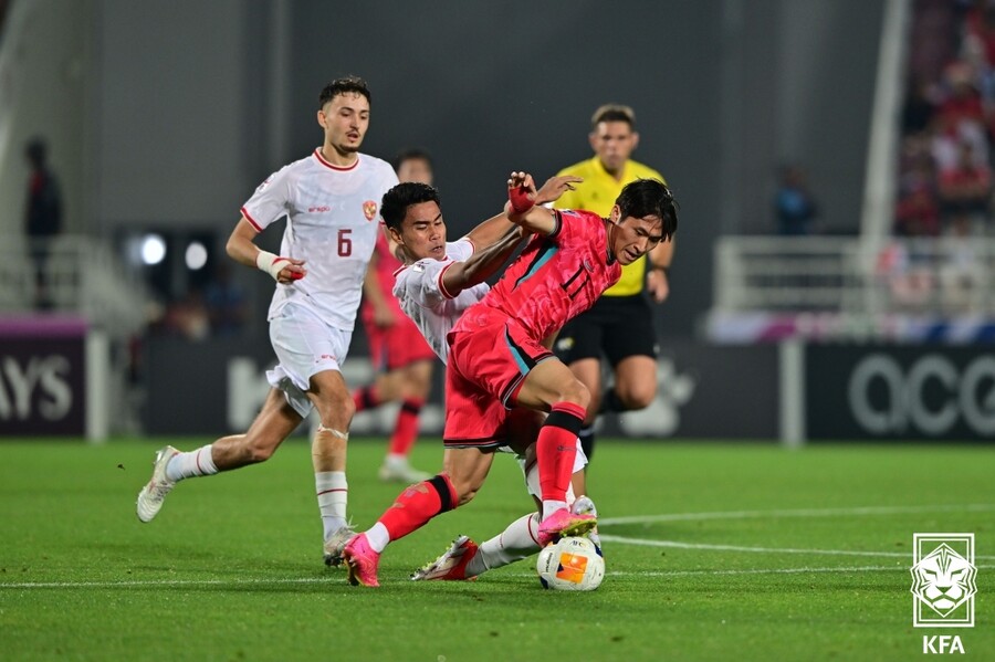 ▲ 황선홍 감독이 이끈 한국 23세 이하(U-23) 축구대표팀은 26일(한국시간) 카타르 도하의 압둘라 빈 칼리파 스타디움에서 인도네시아와 2024 파리 올림픽 예선을 겸해 펼쳐지는 아시아축구연맹(AFC) U-23 아시안컵 8강전에서 120분의 싸움을 했다. 전반부터 인도네시아에 선제 실점하며 끌려가기 시작한 한국은 전반 추가시간 자책골로 동점을 만들고도 바로 두 번째 실점을 하는 좋지 않은 경기력을 보여줬다. 결국 2-2 스코어로 돌입한 연장전에서도 승패를 가리지 못하면서 승부차기까지 펼쳐야 했다. ⓒ 대한축구협회