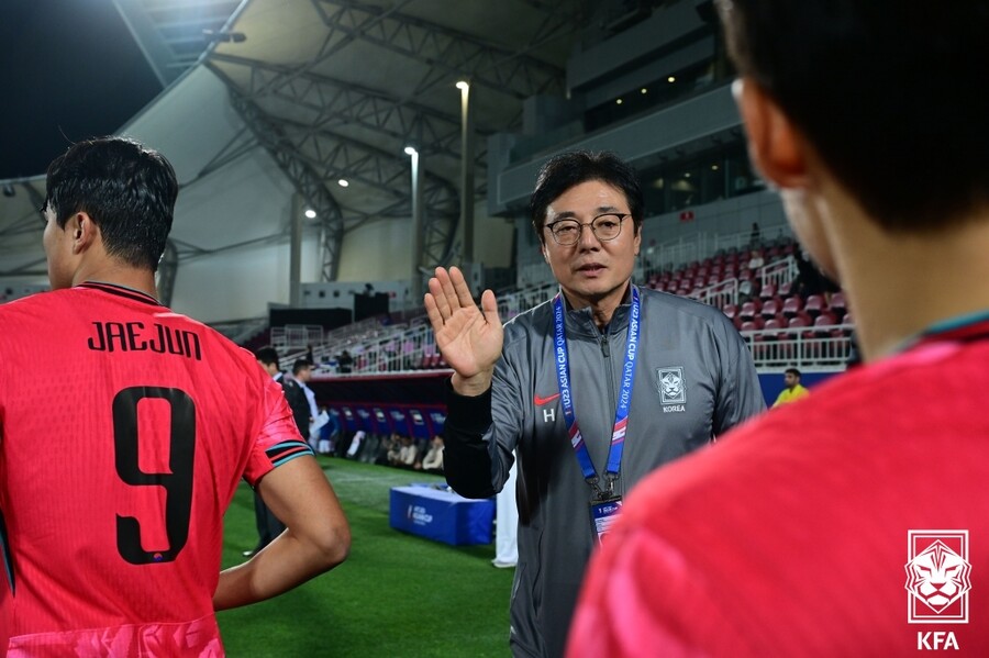 ▲ 황선홍 감독이 이끈 한국 23세 이하(U-23) 축구대표팀은 26일(한국시간) 카타르 도하의 압둘라 빈 칼리파 스타디움에서 인도네시아와 2024 파리 올림픽 예선을 겸해 펼쳐지는 아시아축구연맹(AFC) U-23 아시안컵 8강전에서 120분의 싸움을 했다. 전반부터 인도네시아에 선제 실점하며 끌려가기 시작한 한국은 전반 추가시간 자책골로 동점을 만들고도 바로 두 번째 실점을 하는 좋지 않은 경기력을 보여줬다. 결국 2-2 스코어로 돌입한 연장전에서도 승패를 가리지 못하면서 승부차기까지 펼쳐야 했다. ⓒ 대한축구협회