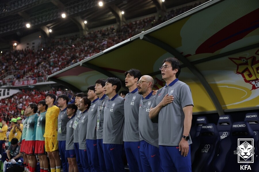 ▲ 지난달 26일 태국 방콕 라자망갈라스타디움에서 열린 2026 FIFA 북중미 월드컵 아시아 지역 2차 예선 태국과 경기를 앞두고 국민의례하는 황선홍 감독과 코칭스태프 및 선수단.