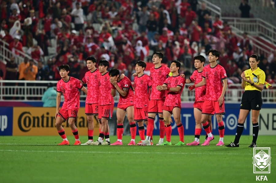 ▲ 황선홍 감독이 이끈 한국 23세 이하(U-23) 축구대표팀은 26일(한국시간) 카타르 도하의 압둘라 빈 칼리파 스타디움에서 인도네시아와 2024 파리 올림픽 예선을 겸해 펼쳐지는 아시아축구연맹(AFC) U-23 아시안컵 8강전에서 120분의 싸움을 했다. 전반부터 인도네시아에 선제 실점하며 끌려가기 시작한 한국은 전반 추가시간 자책골로 동점을 만들고도 바로 두 번째 실점을 하는 좋지 않은 경기력을 보여줬다. 결국 2-2 스코어로 돌입한 연장전에서도 승패를 가리지 못하면서 승부차기에 돌입했고 참사로 남게 됐다. ⓒ 대한축구협회