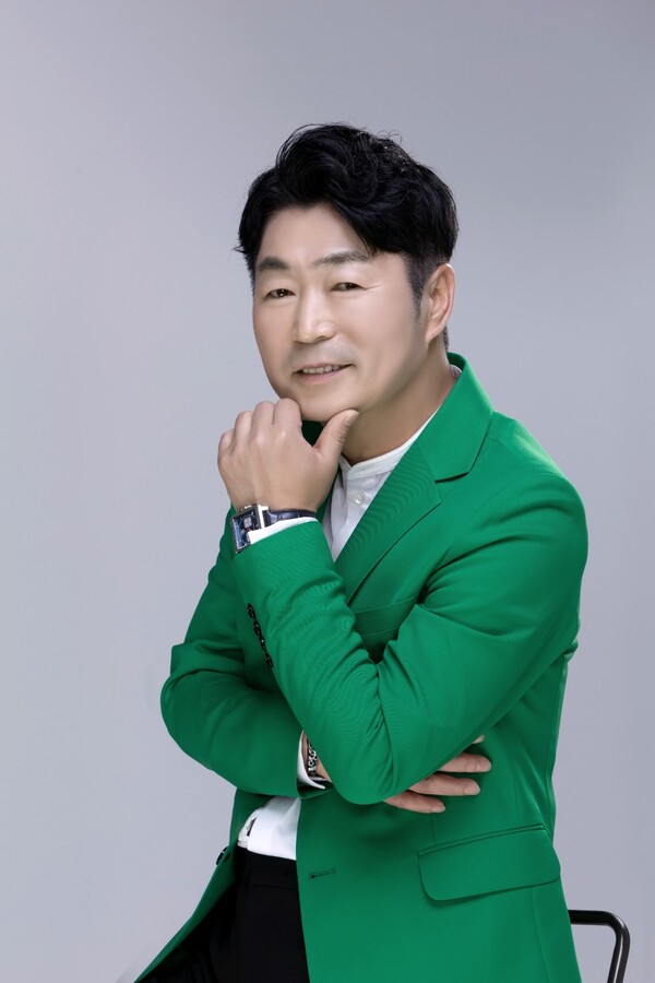 ▲ 25일 방송된 '크레이지 슈퍼코리안'에서 30년간 노래 강사로 활약한 내공을 보여준 김성기. 제공|KDH엔터테인먼트