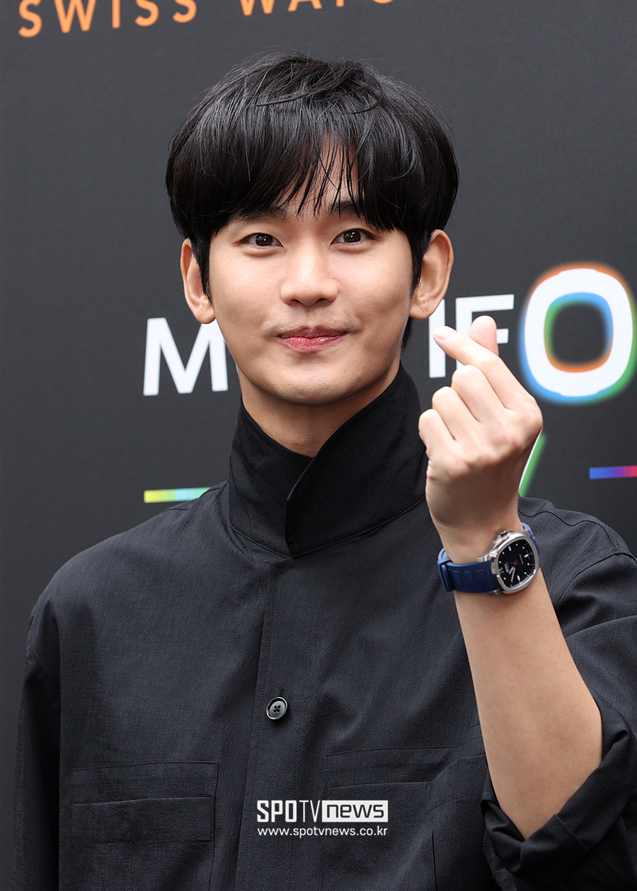 '눈물의 여왕' 김수현, 300억 건물주였다…퀸즈그룹 안 부럽네