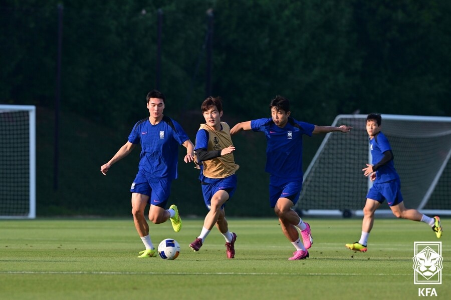 ▲ 황선홍 감독이 이끄는 한국 대표팀은 26일 오전 2시 30분(한국시간) 카타르 도하에 위치한 압둘라 빈 칼리파 스타디움에서 열린 2024 아시아축구연맹(AFC) 23세 이하(U-23) 아시안컵 8강에서 인도네시아와 2-2 연장 혈투 끝에 승부차기로 졌다. 9회 연속 올림픽 본선에 진출한 한국은 이번 대회를 통해 10회 연속 진출 대기록을 조준했지만 '언더독' 인도네시아에 덜미를 잡혀 올림픽 본선 진출에 실패했다. 무려 40년 만에 본선 진출 실패다 ⓒ대한축구협회