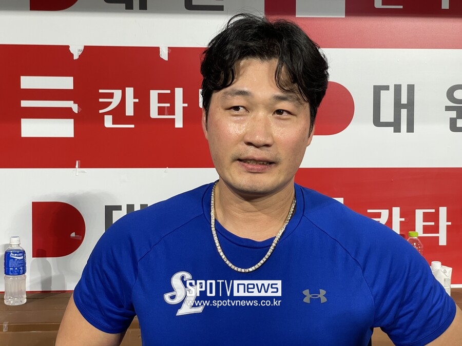 ▲오승환이 단일리그 최다 세이브 기록을 경신하고 인터뷰하고 있다. ⓒ고척, 최민우 기자