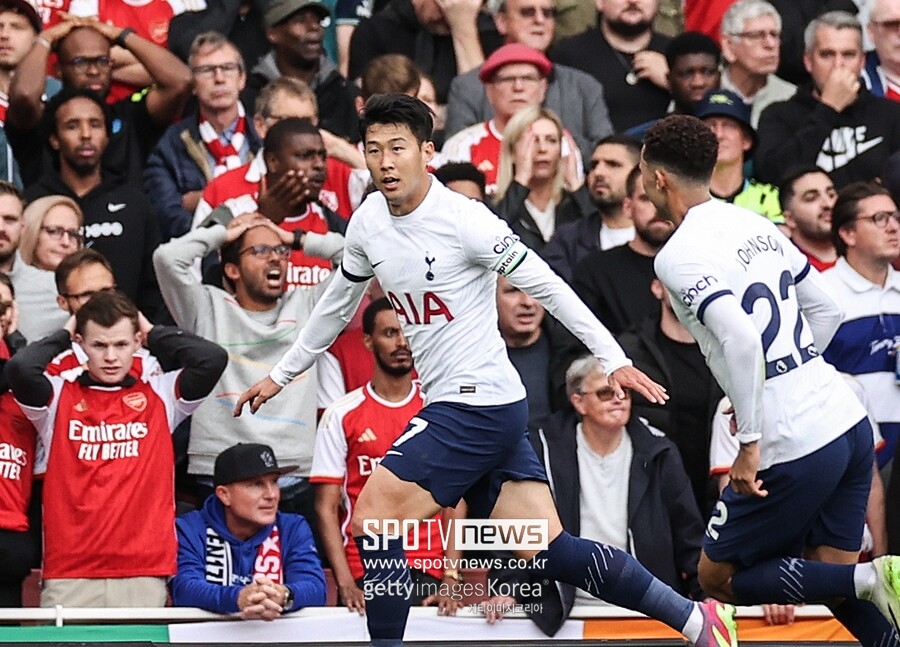 ▲ 손흥민은 아스널전에 꽤 강한 모습을 보였다. 특히 올시즌 초반 엔지 포스테코글루 감독 체제 첫 번째 북런던 더비에서 멀티골을 기록했다. 당시 손흥민의 멀티골은 1992년 프리미어리그 출범 이후 아스널 원정에서 처음으로 2골을 터트린 토트넘 선수 기록이었다.