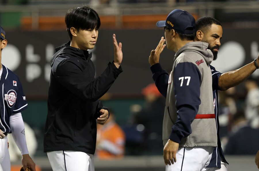 ▲ 이승엽 두산 베어스 감독과 하이파이브 하는 김유성 ⓒ 두산 베어스
