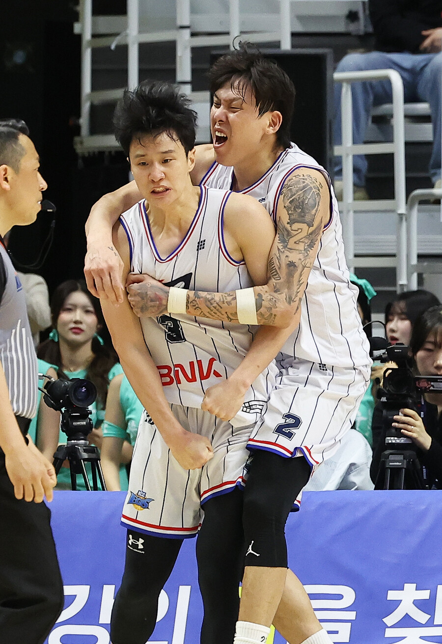 '송교창-허웅 나란히 17득점' 슈퍼팀 KCC, KT 압도하며 승리…우승 확률 69.2%에 올라 탔다