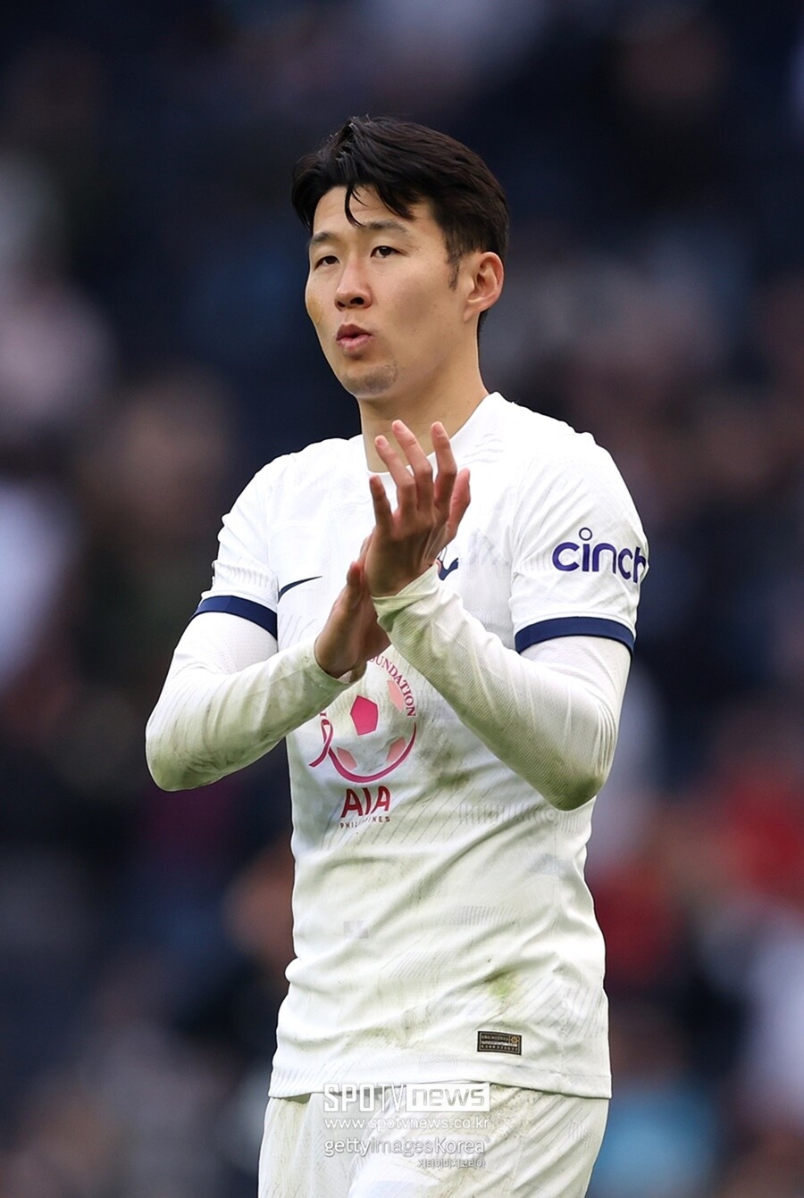 ▲ 잉글랜드 프리미어리그 사무국은 27일 공식 사회관계망서비스(SNS)를 통해 올해의 팀 후보 20명의 명단을 공개했다. 이번 시즌 15골 9도움을 기록 중인 손흥민이 토트넘 홋스퍼 소속으로는 유일하게 후보에 선정됐다. 프리미어리그와 일렉트로닉아츠(EA) 스포츠의 FC24가 함께 선정하는 올해의 팀 평가 기준에서 손흥민은 평점 94점을 받아 20명 가운데 8번째로 높은 평가를 받았다.