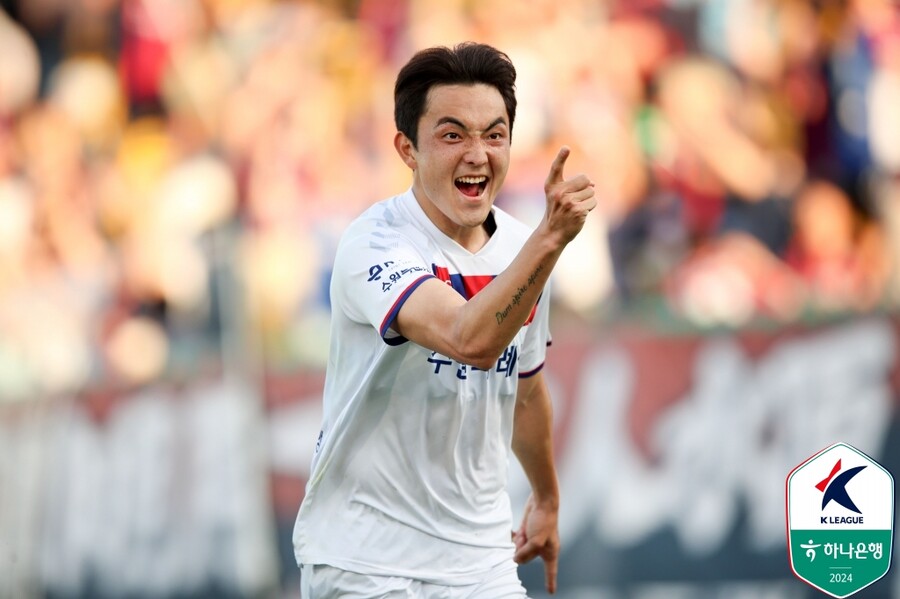 ▲ 수원FC와 김천 상무가 각각 광주FC와 강원FC에 2-1, 1-0으로 이겼다. 김태한(사진 위)과 이중민(사진 아래)이 후반 종료 직전 극장 결승골을 터뜨렸다.  ⓒ한국프로축구연맹