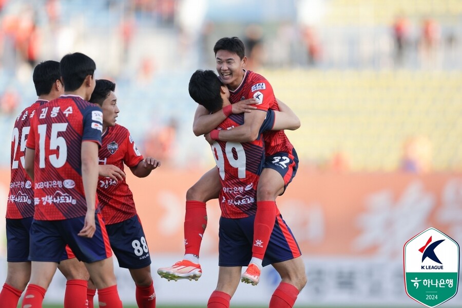▲ 수원FC와 김천 상무가 각각 광주FC와 강원FC에 2-1, 1-0으로 이겼다. 김태한(사진 위)과 이중민(사진 아래)이 후반 종료 직전 극장 결승골을 터뜨렸다.  ⓒ한국프로축구연맹