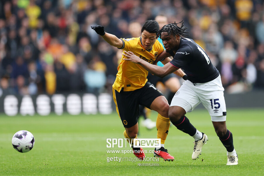 ▲ 황희찬은 27일(한국시간) 홈구장인 몰리뉴 스타디움에서 펼친 루턴 타운과 2023-24시즌 잉글랜드 프리미어리그 35라운드에서 리그 11호골을 달성했다. 공격 선봉에 선 황희찬은 0-0으로 이어지던 전반 38분 페널티박스 왼쪽에서 수비수 한 명을 침착한 접기 드리블로 따돌린 뒤 오른발 슈팅으로 골망을 흔들었다. 울버햄튼의 선제 득점이자 황희찬의 11번째 리그골이다. 