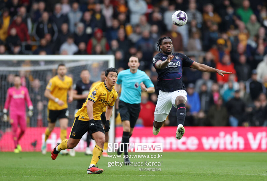 ▲ 황희찬은 27일(한국시간) 홈구장인 몰리뉴 스타디움에서 펼친 루턴 타운과 2023-24시즌 잉글랜드 프리미어리그 35라운드에서 리그 11호골을 달성했다. 공격 선봉에 선 황희찬은 0-0으로 이어지던 전반 38분 페널티박스 왼쪽에서 수비수 한 명을 침착한 접기 드리블로 따돌린 뒤 오른발 슈팅으로 골망을 흔들었다. 울버햄튼의 선제 득점이자 황희찬의 11번째 리그골이다.