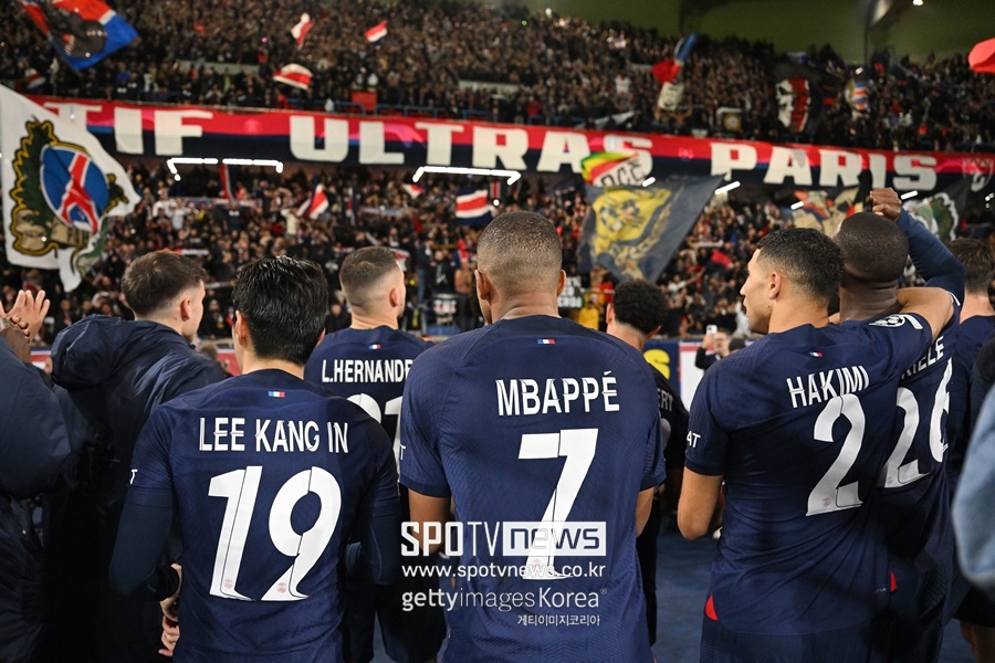 ▲ 리오넬 메시, 네이마르가 나가고 오히려 더 잘나가고 있는 PSG. 컵대회, 리그 우승컵을 손에 넣은 PSG는 4관왕까지 가능하다. PSG는 쿠프 드 프랑스 결승에 올라 있다. 유럽 챔피언스리그는 4강을 앞두고 있어 트로피를 추가할 가능성을 남겨뒀다. 