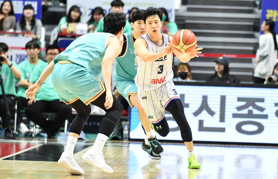 ▲ 허웅의 패스 실수가 송교창의 5반칙 퇴장을 불렀다 ⓒ KBL