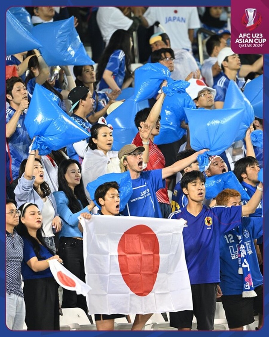 ▲ 30일 일본 23세 이하 축구대표팀이 이라크를 꺾고 2024 파리 하계 올림픽 진출에 성공했다. 카타르 도하에서 올림픽 아시아 최종예선을 겸해 치러진 2024 아시아축구연맹 U-23 아시안컵 준결승에서 전반에만 2골을 터뜨리면서 결승 티켓을 확보했다. 이번 대회 1~3위까지 올림픽 본선 직행이 가능한 만큼 일본은 결승전에서 패하더라도 파리행에 성공했다. 이로써 일본은 1996 애틀랜타 올림픽을 시작으로 8회 연속 본선 진출 기록을 이어갔다. 9회 연속 진출에서 멈춘 한국을 바짝 뒤쫓으면서 앞으로 올림픽 축구 역사를 새로 쓸 기회를 유지했다. 결승에 오른 일본은 5월 4일 우즈베키스탄과 우승을 놓고 맞붙는다. ⓒ 아시아축구연맹