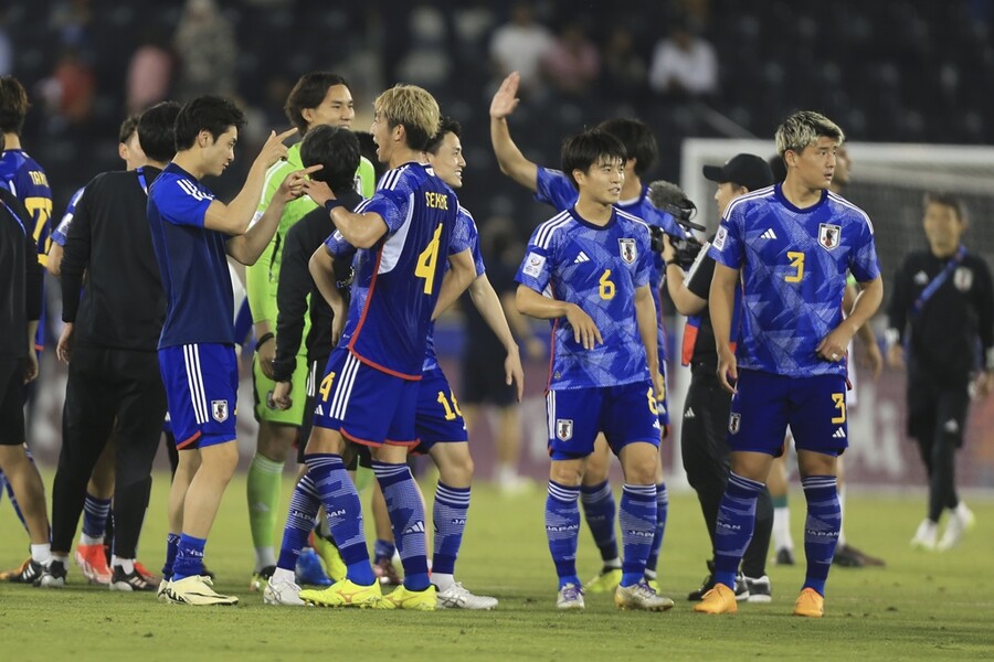 ▲ 30일 일본 23세 이하 축구대표팀이 이라크를 꺾고 2024 파리 하계 올림픽 진출에 성공했다. 카타르 도하에서 올림픽 아시아 최종예선을 겸해 치러진 2024 아시아축구연맹 U-23 아시안컵 준결승에서 전반에만 2골을 터뜨리면서 결승 티켓을 확보했다. 이번 대회 1~3위까지 올림픽 본선 직행이 가능한 만큼 일본은 결승전에서 패하더라도 파리행에 성공했다. 이로써 일본은 1996 애틀랜타 올림픽을 시작으로 8회 연속 본선 진출 기록을 이어갔다. 9회 연속 진출에서 멈춘 한국을 바짝 뒤쫓으면서 앞으로 올림픽 축구 역사를 새로 쓸 기회를 유지했다. 결승에 오른 일본은 5월 4일 우즈베키스탄과 우승을 놓고 맞붙는다. ⓒ연합뉴스/AP