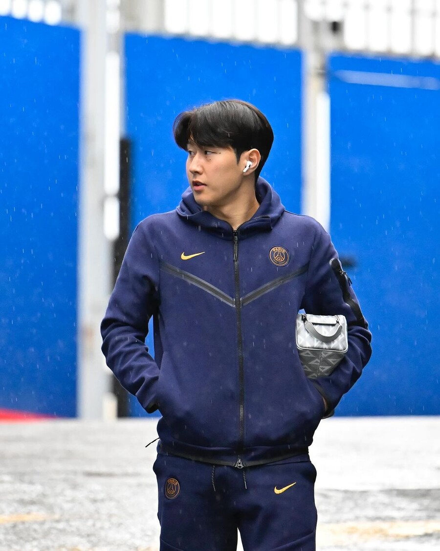 ▲ 이강인은 데뷔 시즌에 정상을 밟아 우승 포스터 한 축을 장식했다. 이강인은 지난해 여름 마요르카에서 파리 생제르맹 유니폼을 입고 한국인 최초 1군 입단에 성공했다. 아시아축구연맹(AFC) 아시안컵 직전 프랑스 슈퍼컵 우승과 MOM을 차지해 우승의 맛을 봤다. 이제 남은 대회는 쿠프드프랑스(FA컵)과 유럽축구연맹(UEFA) 챔피언스리그다.  파리 생제르맹이 로리앙 원정에서 4-1로 이기며 조기 우승까지 단 1승만 남겨두게 됐다. 이후 강등권 르아르브에 이겼다면 더 빨리 트로피를 확보할 수 있었는데 예기치 못한 3-3 무승부를 하게 됐다. 르 아브르에 승점 3점을 가져오지 못하면서, 조기 우승 판도는 AS모나코 승·패에 달렸었다. AS모나코는 전반 1분 만에 위삼 벤예데르의 선제골로 앞섰지만 이후 연달아 실점하며 올랭피크 리옹에 덜미를 잡혔다. 이날 결과에 따라 파리 생제르맹이 3경기를 남겨둔 상황에 우승을 확정할 수 있게 됐다. 파리 생제르맹은 조기 우승 확정 이후 구단 공식 사회관계망서비스(SNS)를 통해 통산 12번째 우승을 기념했다. 1996년부터 정상을 밟았던 이들은 2022년부터 올해까지 세 시즌 연속 프랑스 리그앙 정복에 성공했다. ⓒ 파리 생제르맹