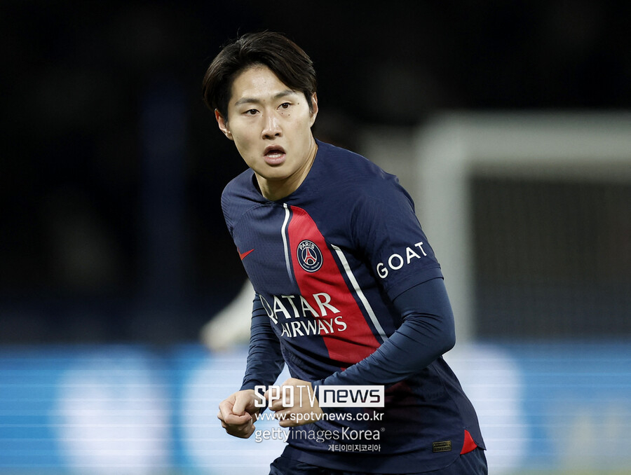 ▲ 이강인은 데뷔 시즌에 정상을 밟아 우승 포스터 한 축을 장식했다. 이강인은 지난해 여름 마요르카에서 파리 생제르맹 유니폼을 입고 한국인 최초 1군 입단에 성공했다. 아시아축구연맹(AFC) 아시안컵 직전 프랑스 슈퍼컵 우승과 MOM을 차지해 우승의 맛을 봤다. 이제 남은 대회는 쿠프드프랑스(FA컵)과 유럽축구연맹(UEFA) 챔피언스리그다.  파리 생제르맹이 로리앙 원정에서 4-1로 이기며 조기 우승까지 단 1승만 남겨두게 됐다. 이후 강등권 르아르브에 이겼다면 더 빨리 트로피를 확보할 수 있었는데 예기치 못한 3-3 무승부를 하게 됐다. 르 아브르에 승점 3점을 가져오지 못하면서, 조기 우승 판도는 AS모나코 승·패에 달렸었다. AS모나코는 전반 1분 만에 위삼 벤예데르의 선제골로 앞섰지만 이후 연달아 실점하며 올랭피크 리옹에 덜미를 잡혔다. 이날 결과에 따라 파리 생제르맹이 3경기를 남겨둔 상황에 우승을 확정할 수 있게 됐다. 파리 생제르맹은 조기 우승 확정 이후 구단 공식 사회관계망서비스(SNS)를 통해 통산 12번째 우승을 기념했다. 1996년부터 정상을 밟았던 이들은 2022년부터 올해까지 세 시즌 연속 프랑스 리그앙 정복에 성공했다.