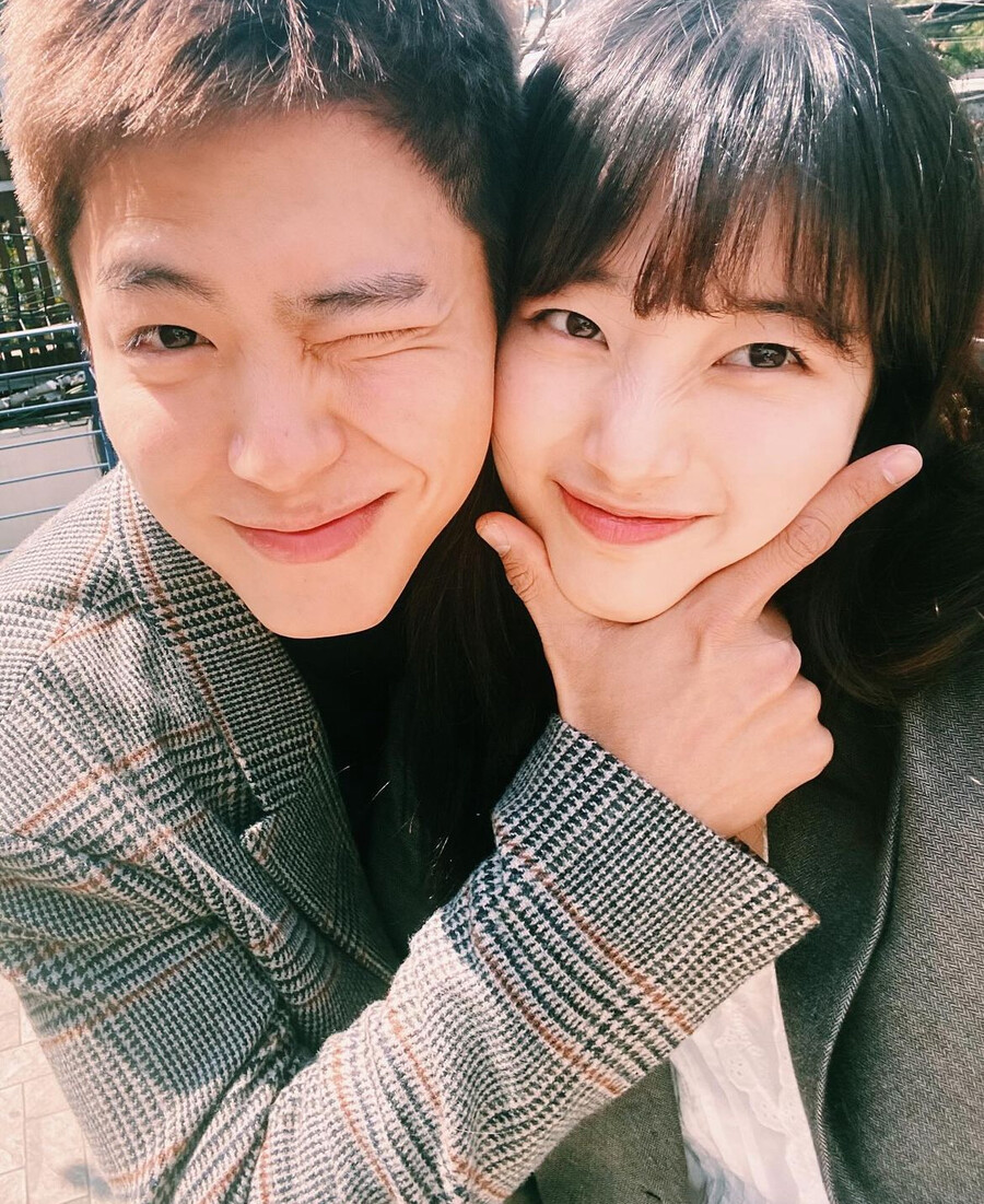 수지, 박보검과 볼 맞대고 초밀착 투샷…이 조합 실화냐