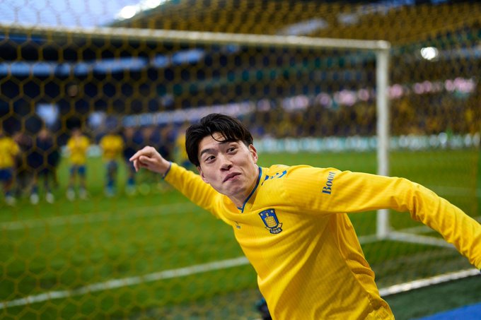 ▲ 축구 이적시장 소식을 전하는 매체인 ‘SIA'는 30일(한국시간) “토트넘 홋스퍼의 스카우트는 지난 21일에 있었던 브뢴비와 미트윌란의 덴마크 수페르리가 26라운드 경기를 보러 갔다”라고 전했다. 이어서 매체는 “브뢴비의 스즈키 유이토는 이날 2골을 넣었다”라고 덧붙였다. 최근 일본 축구대표팀의 미래로 떠오르고 있는 스즈키를 확인하기 위해 덴마크로 간 것으로 보인다.  ⓒ트위터