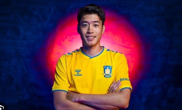 ▲ 축구 이적시장 소식을 전하는 매체인 ‘SIA'는 30일(한국시간) “토트넘 홋스퍼의 스카우트는 지난 21일에 있었던 브뢴비와 미트윌란의 덴마크 수페르리가 26라운드 경기를 보러 갔다”라고 전했다. 이어서 매체는 “브뢴비의 스즈키 유이토는 이날 2골을 넣었다”라고 덧붙였다. 최근 일본 축구대표팀의 미래로 떠오르고 있는 스즈키를 확인하기 위해 덴마크로 간 것으로 보인다.  ⓒ트위터