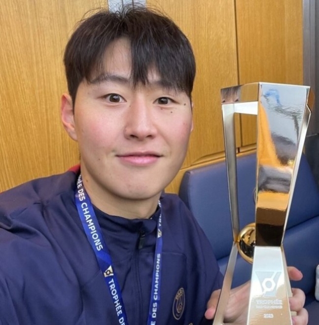 ▲ 이강인은 데뷔 시즌에 정상을 밟아 우승 포스터 한 축을 장식했다. 이강인은 지난해 여름 마요르카에서 파리 생제르맹 유니폼을 입고 한국인 최초 1군 입단에 성공했다. 아시아축구연맹(AFC) 아시안컵 직전 프랑스 슈퍼컵 우승과 MOM을 차지해 우승의 맛을 봤다. 프랑스 리그앙 우승도 빠르게 확정했다. 파리 생제르맹은 조기 우승 확정 이후 구단 공식 사회관계망서비스(SNS)를 통해 통산 12번째 우승을 기념했다. 1996년부터 정상을 밟았던 이들은 2022년부터 올해까지 세 시즌 연속 프랑스 리그앙 정복에 성공했다. 이제 남은 대회는 쿠프드프랑스(FA컵)과 유럽축구연맹(UEFA) 챔피언스리그다.   ⓒ 파리 생제르맹