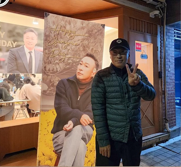 ▲생일카페에 참석한 이성민.  출처|온라인커뮤니티
