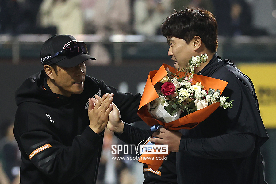 [포토S] 박승민 코치 축하 받는 류현진