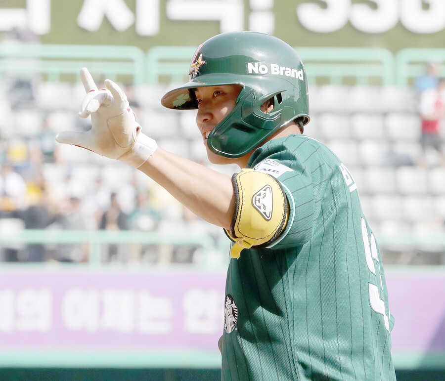 ▲ 예사롭지 않은 기량과 멘탈로 팬들과 구단은 물론 선배들의 사랑을 받고 있는 고졸 신인 박지환 ⓒSSG랜더스